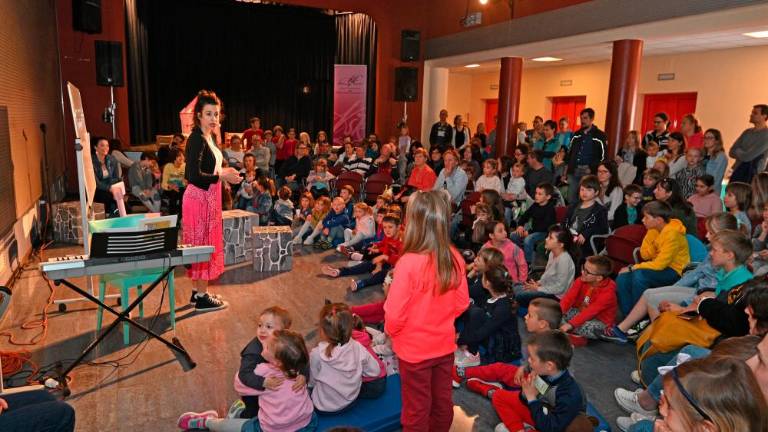 Pravljicam posvetili cel dan