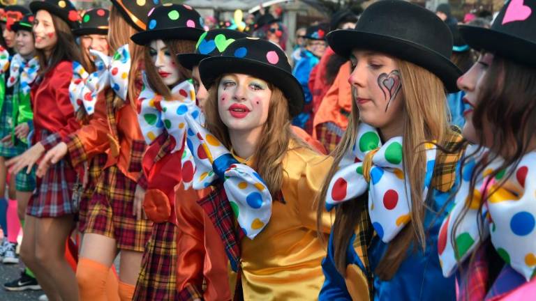 Ob 14. uri bi vozovi krenili s Pikelca ... (fotografije)