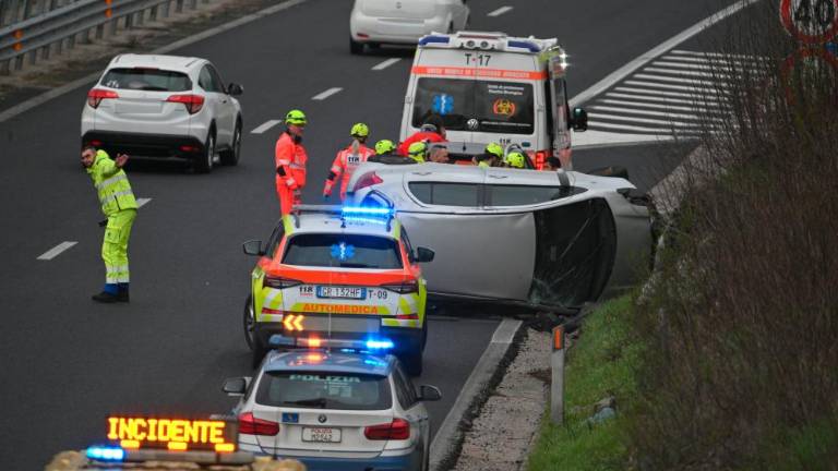 Trčenje na hitri cesti, avtomobil na boku
