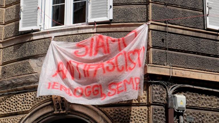 Spoštljiv poklon padlim ob 25. aprilu