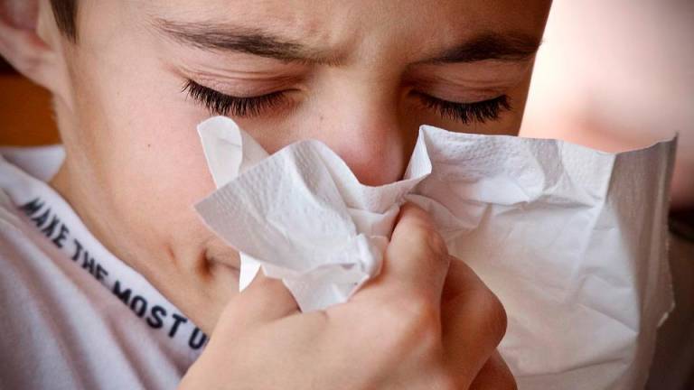 Z blagimi znaki okužbe dihal lahko gredo v šolo