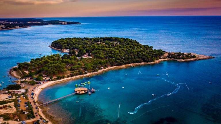 V Pulju odslej prepovedana nudizem in uživanje žganih pijač na plažah