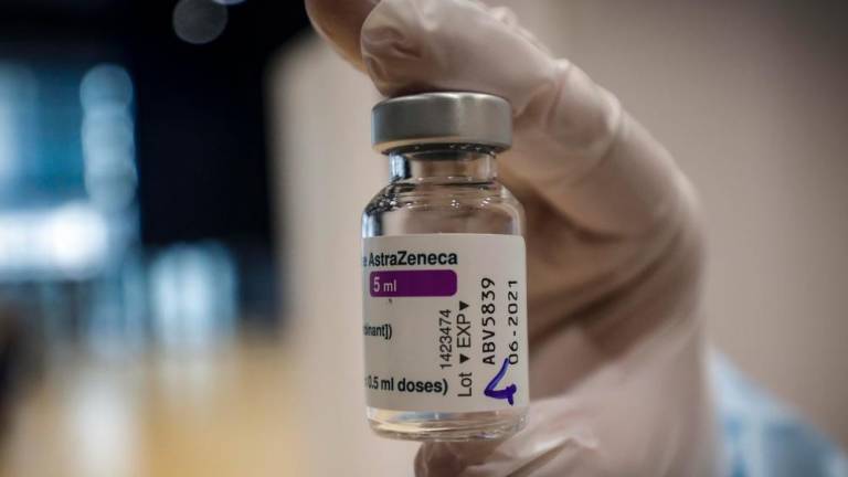 V FJK tretjina odpovedi za cepljenje z AstraZeneco