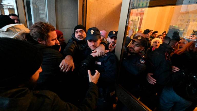 Napeto pred deželnim svetom (video)