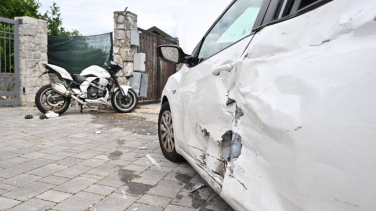 V Bazovici hudo poškodovan motorist