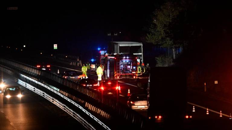 Na avtocestnem priključku zagorel tovornjak