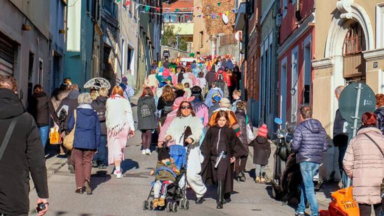 Sprehod otrok in varušk