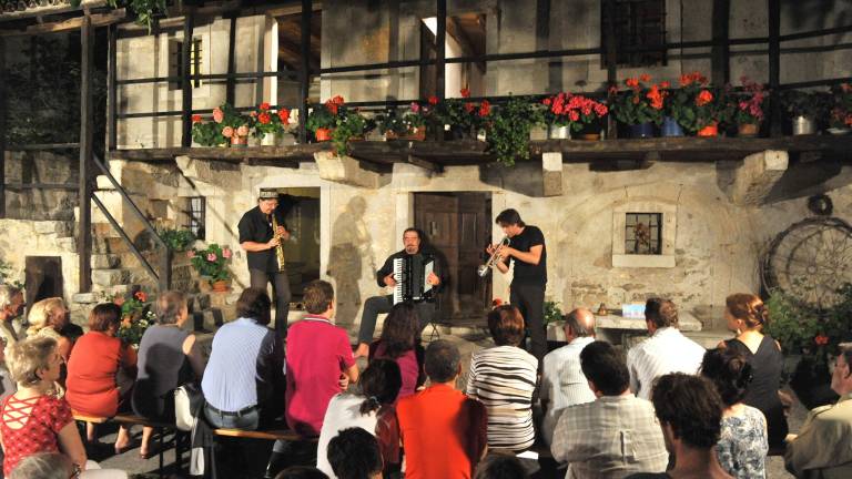 Svatbena veselica z Etnopločem