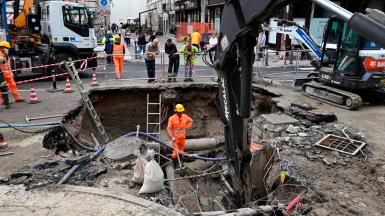 Voda preplavila Ulico Mazzini in poškodovala asfalt (FOTO in VIDEO)