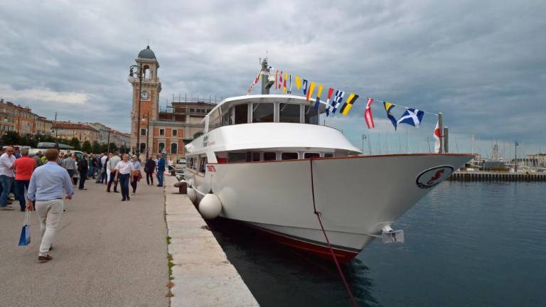 Nočne plovbe v Tržaškem zalivu z delfinom Oliverjem in sireno Evelyn