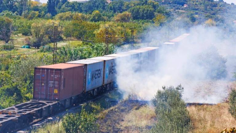 Požar pod Dekani najverjetneje zanetil vlak