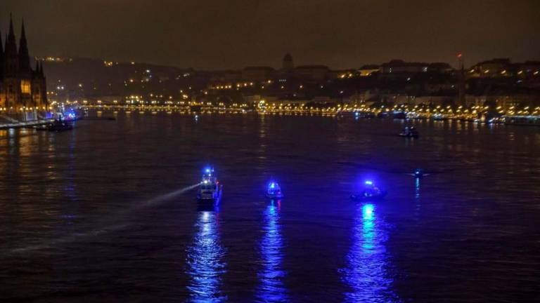Na Donavi v Budimpešti se je potopila turistična ladja