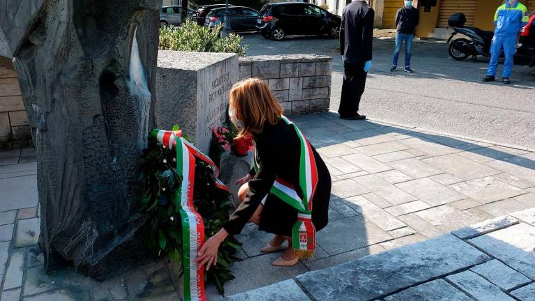 Spoštljiv poklon padlim ob 25. aprilu