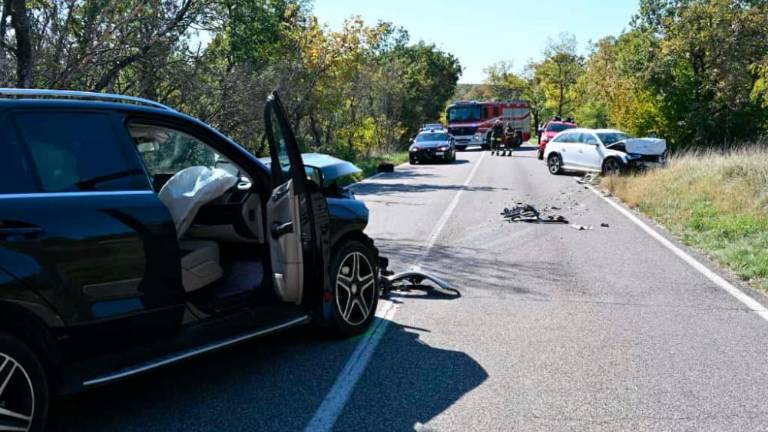 Na Cesti za Col silovito čelno trčenje