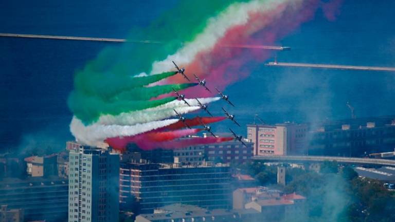 Trst preletela letala skupine Frecce tricolori (FOTO)