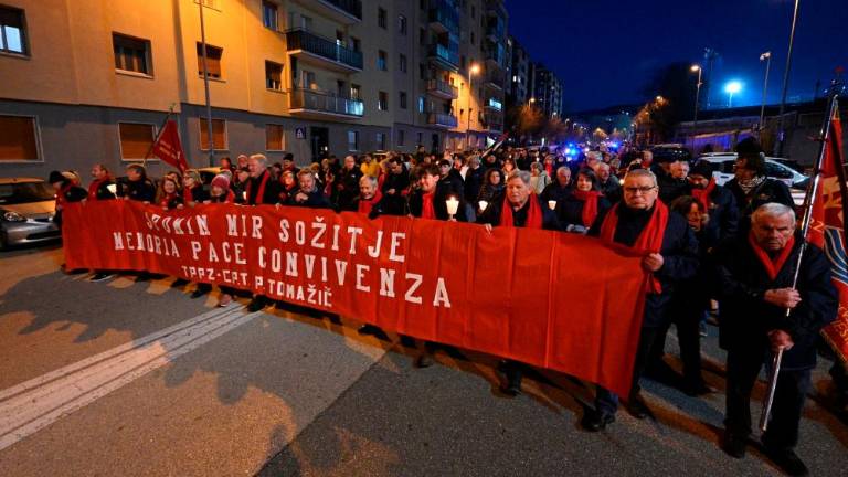Z baklado so se spomnili žrtev holokavsta (foto)