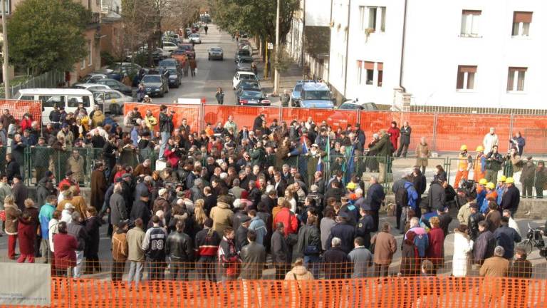 Pred natanko dvajsetimi leti so s trga odstranili ograjo