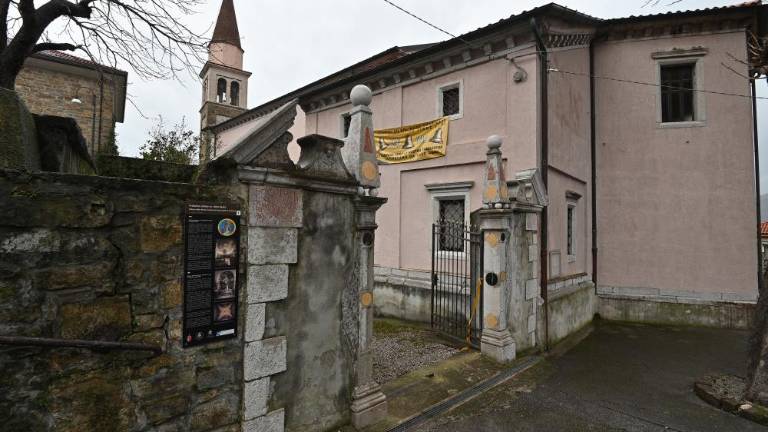 Prenovljena vrata in ekonomske godlje dolinske fare