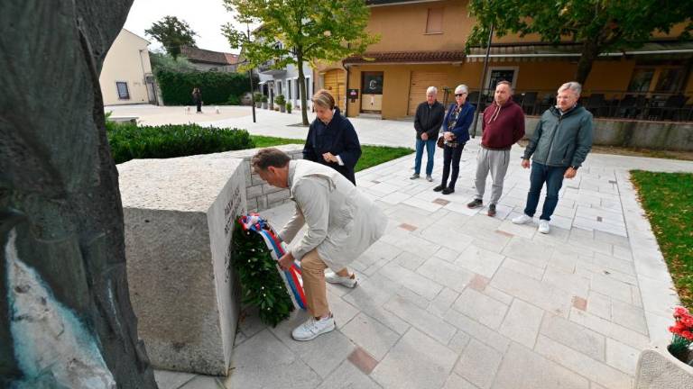 Slovenska skupnost začela praznovanje s položitvijo vencev
