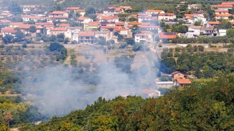 Zagorelo ob železniški progi pod Dekani