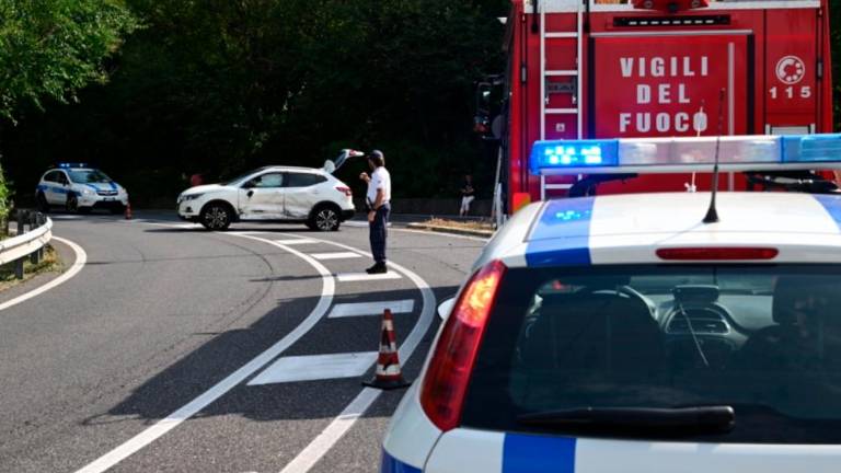 Pod Katinaro trčila avtomobila in skuter