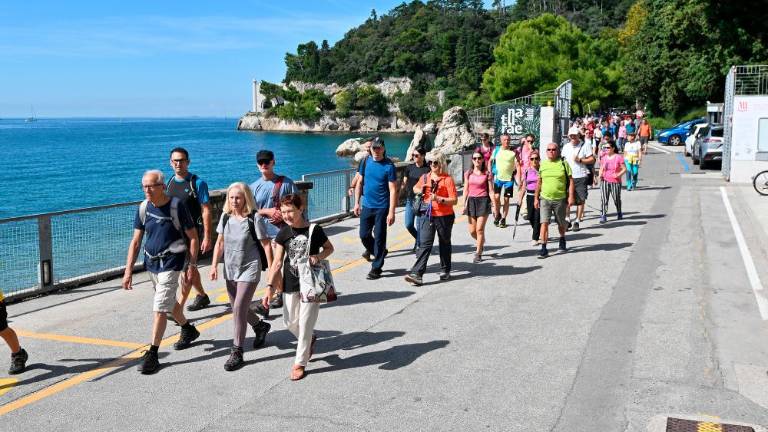 Člani banke peš od Nabrežine do Miramara