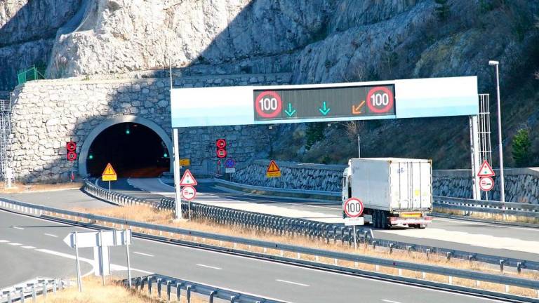 Na primorski avtocesti drvela 159 in 181 kilometrov na uro