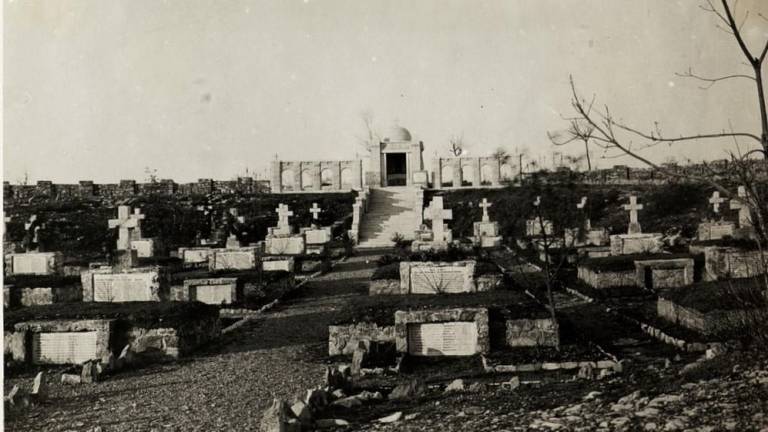 Vojaška pokopališča iz leta v leto večja »atrakcija«