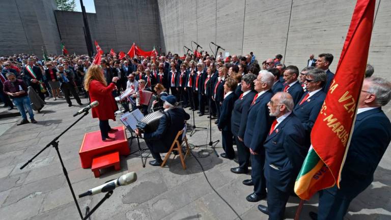Partizanski zbor in pesmi spomenikov prihodnosti