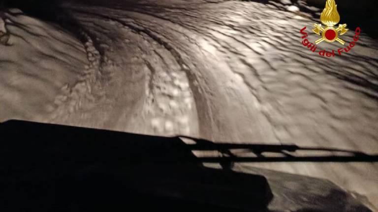 Na Pordenonskem s terenskimi vozili obtičali na zasneženi cesti