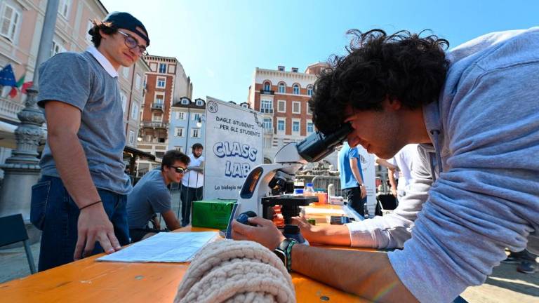 Šolarjem skozi poskuse približevali znanost
