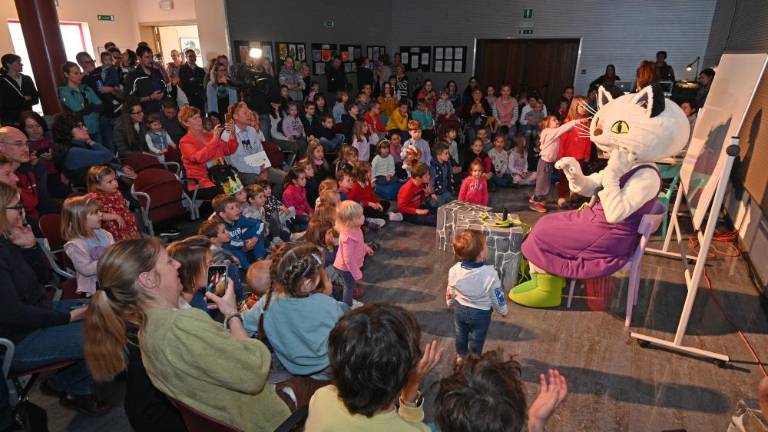 Na Dnevu pravljic je otroke obiskala Muca Copatarica