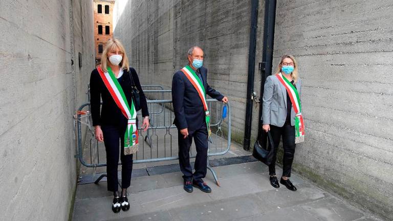 Spoštljiv poklon padlim ob 25. aprilu