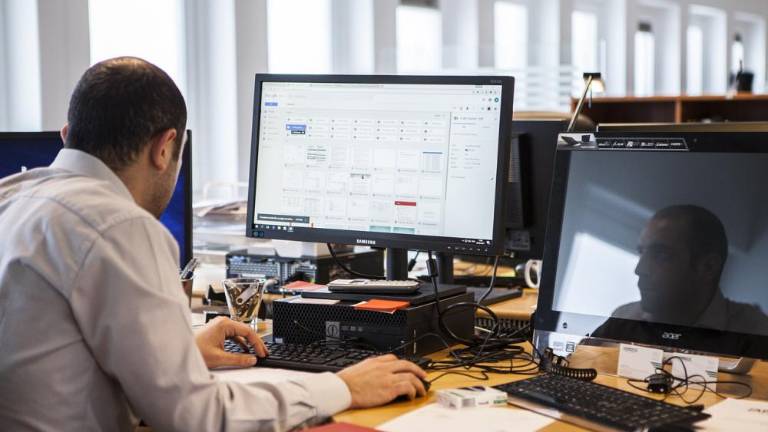 Pod večjim pritiskom so v pisarnah