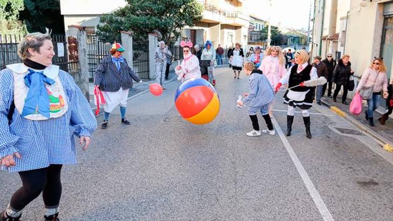 Sprehod otrok in varušk