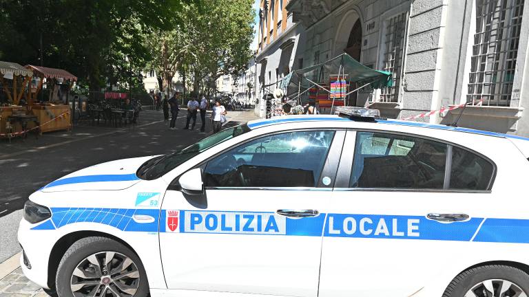 Včeraj se je prevrnil avtomobil, danes povzroča nevšečnosti spolzka snov na cestišču