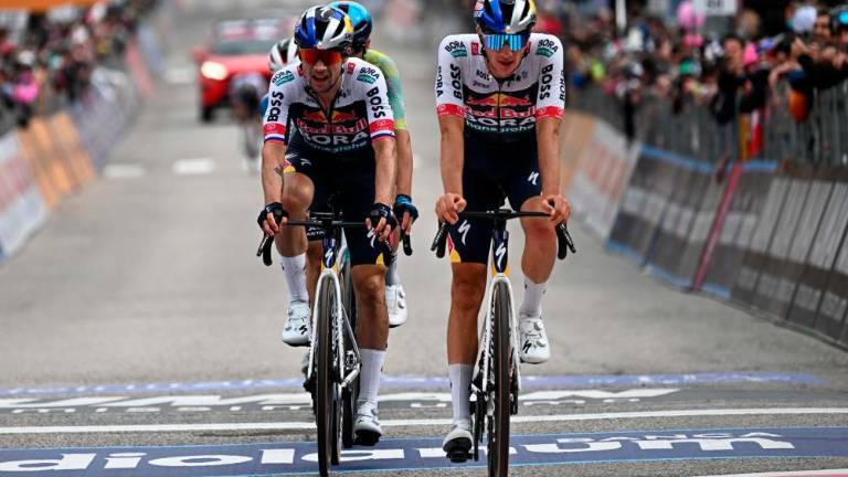 Roglič po domnevah o odstopu sporočil, da bo nadaljeval Giro