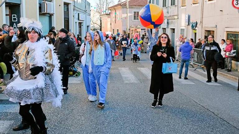 Sprehod otrok in varušk