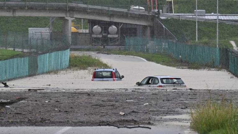 Voda zalila ceste v Bregu