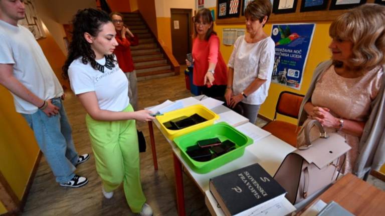 S pisno nalogo iz slovenščine se je začela matura (FOTO)