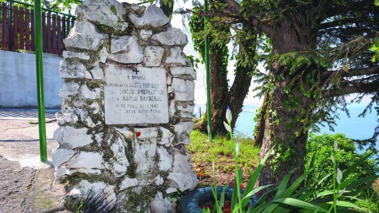 O postavljanju spomenikov na Primorskem