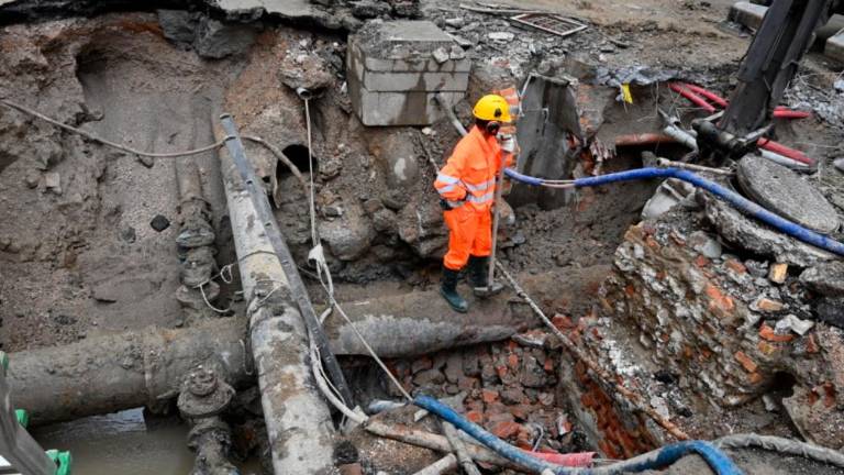 Voda preplavila Ulico Mazzini in poškodovala asfalt (FOTO in VIDEO)