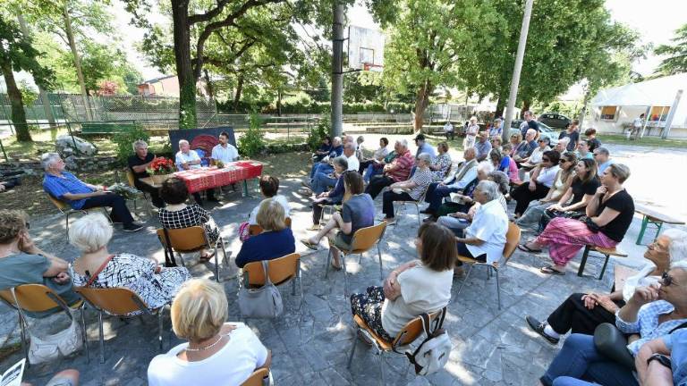Glasbenik, ki odlično pozna in pripoveduje svojo rojstno vas