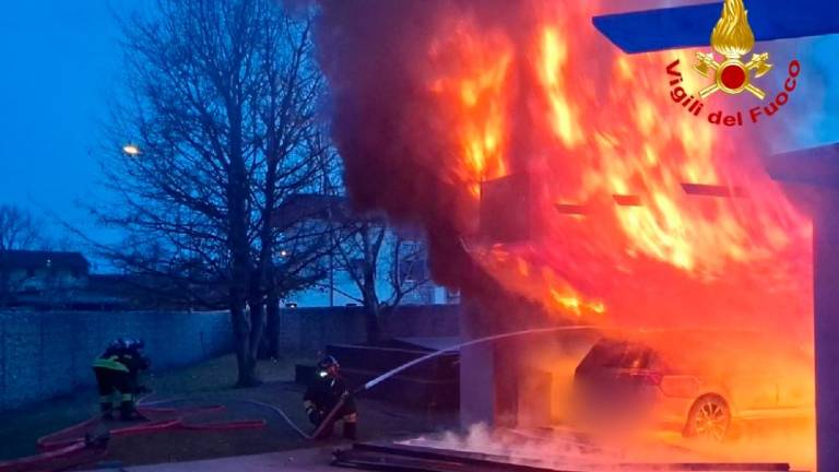 V garaži se je vnel silovit požar