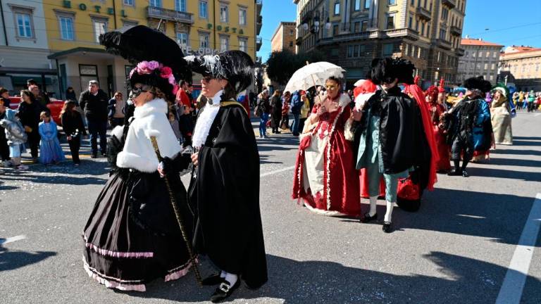 Višek Tržaškega pusta s pisanim sprevodom po mestnih ulicah