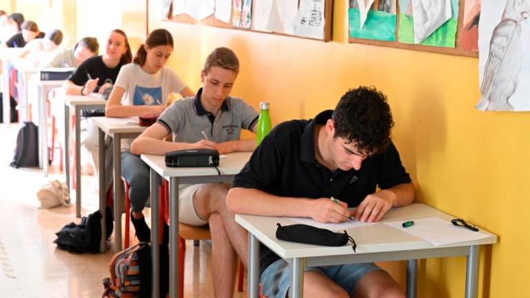 S pisno nalogo iz slovenščine se je začela matura (FOTO)