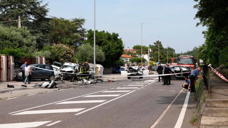 Huda prometna nesreča v Sesljanu, umrla ena oseba, več poškodovanih (video)