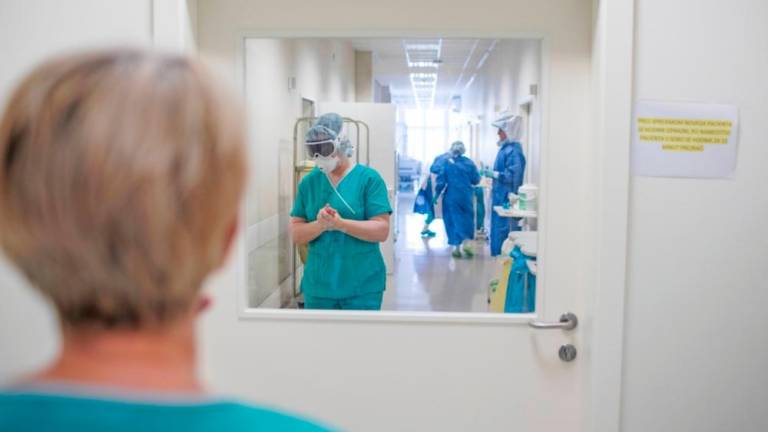 V Sloveniji hospitaliziranih še 92 covidnih bolnikov