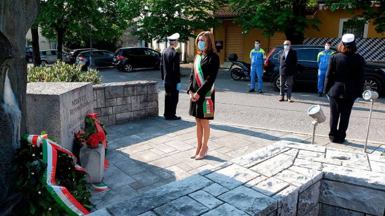 Spoštljiv poklon padlim ob 25. aprilu