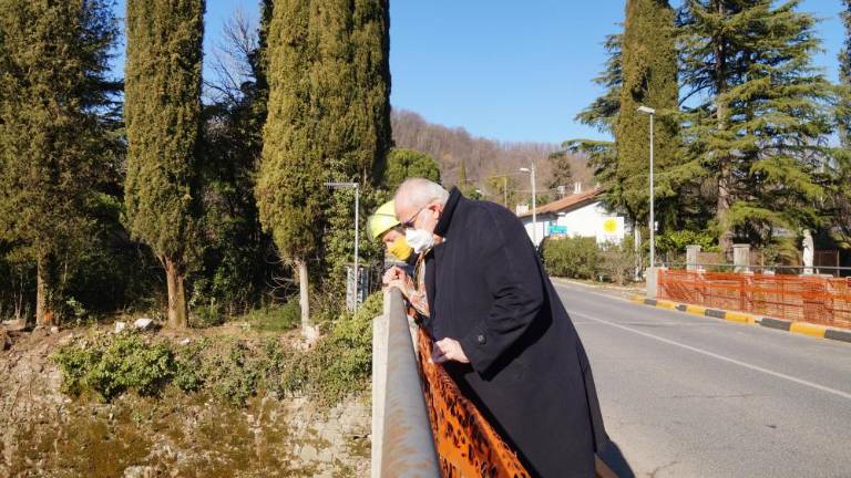 Čiščenje zaraslih brežin uvaja v obnovo pevmskega mostu